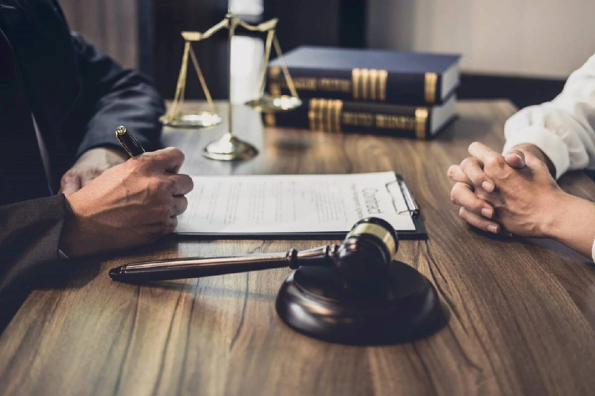 نظارت کردن بر قراردادهای ایرانی های مقیم از کشور
